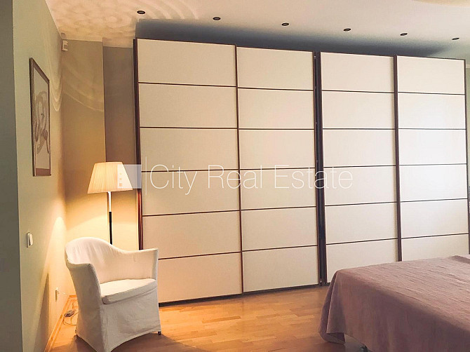 Фасадный дом, закрытый двор, место для машины, вход с улицы, лестничная клетка Рига - изображение 13