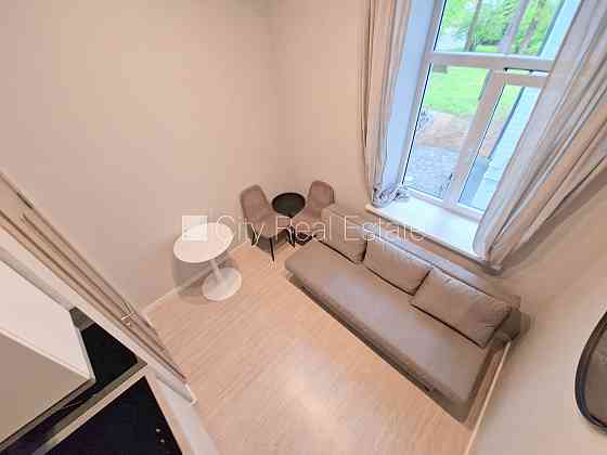 Фасадный дом, реновированный дом, закрытый двор, вход с улицы, лестничная клетка Рига