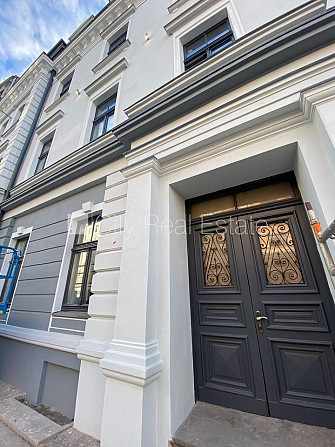 Фасадный дом, реновированный дом, закрытый двор, вход с улицы, лестничная клетка Рига - изображение 10