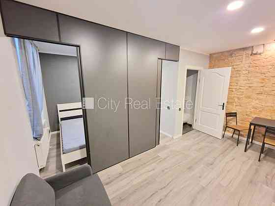 Здание во дворе, реновированный дом, благоустроенный озеленённый двор, вход с Рига