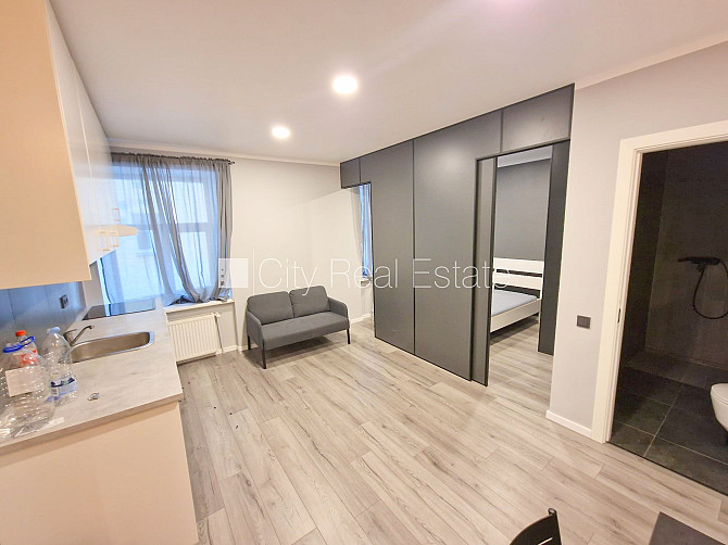 Pagalma ēka, renovēta māja, labiekārtots apzaļumots pagalms, ieeja no ielas, kāpņu telpa Rīga - foto 2