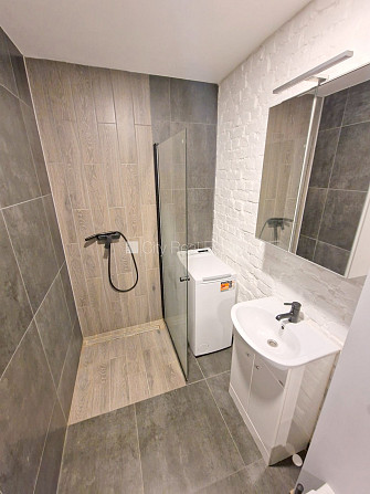 Pagalma ēka, renovēta māja, labiekārtots apzaļumots pagalms, ieeja no ielas, kāpņu telpa Rīga - foto 11