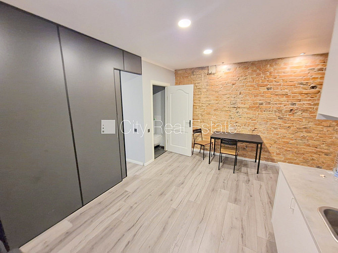 Pagalma ēka, renovēta māja, labiekārtots apzaļumots pagalms, ieeja no ielas, kāpņu telpa Rīga - foto 7