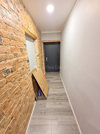 Pagalma ēka, renovēta māja, labiekārtots apzaļumots pagalms, ieeja no ielas, kāpņu telpa Rīga - foto 13