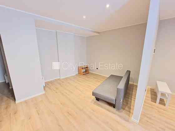 Здание во дворе, реновированный дом, закрытый двор, вход с улицы и со двора, окна Рига