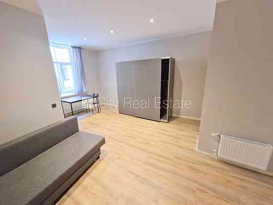 Здание во дворе, реновированный дом, закрытый двор, вход с улицы и со двора, окна Рига