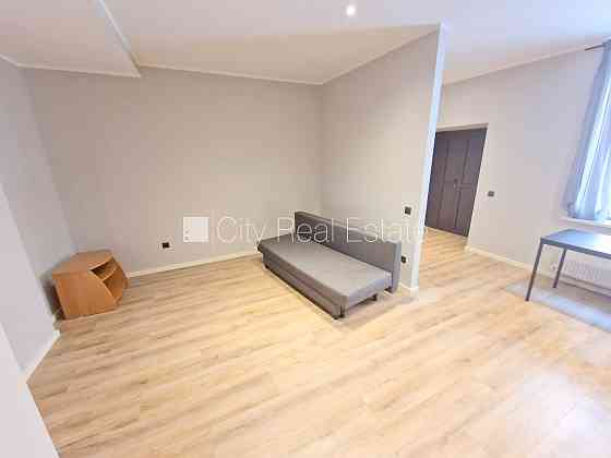 Здание во дворе, реновированный дом, закрытый двор, вход с улицы и со двора, окна Рига