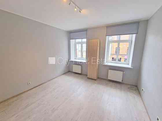 Фасадный дом, реновированный дом, закрытый двор, вход со двора, лестничная клетка Rīga