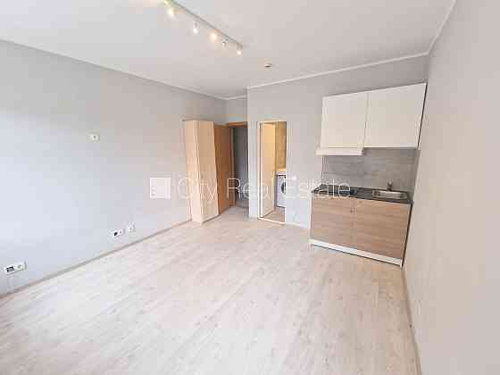 Фасадный дом, реновированный дом, закрытый двор, вход со двора, лестничная клетка Rīga