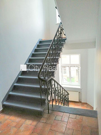 Fasādes māja, renovēta māja, slēgts pagalms, ieeja no pagalma, kāpņu telpa pēc kapitālā Rīga - foto 16