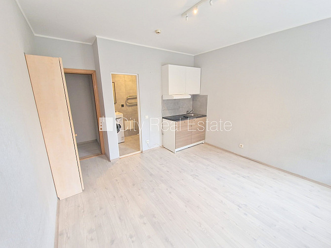 Fasādes māja, renovēta māja, slēgts pagalms, ieeja no pagalma, kāpņu telpa pēc kapitālā Rīga - foto 1