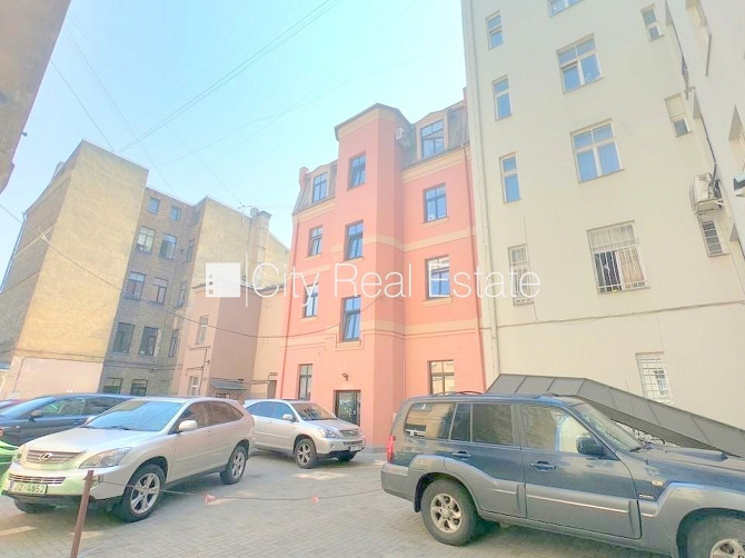 Fasādes māja, renovēta māja, slēgts pagalms, ieeja no pagalma, kāpņu telpa pēc kapitālā Rīga - foto 20