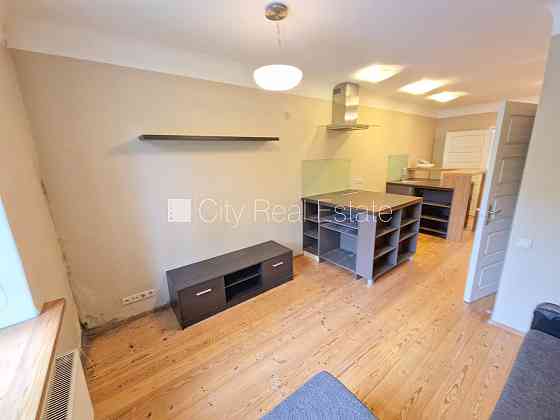 Фасадный дом, закрытый двор, возможность аренды парковки, вход с улицы и со двора, Rīga