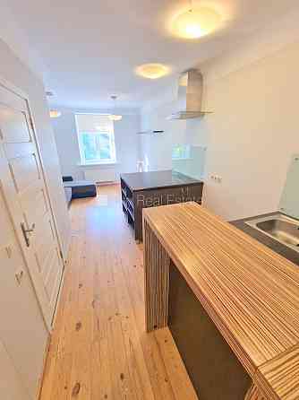 Фасадный дом, закрытый двор, возможность аренды парковки, вход с улицы и со двора, Rīga