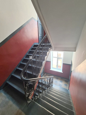 Fasādes māja, renovēta māja, ieeja no ielas, kāpņu telpa pēc kapitālā remonta, logi Rīga - foto 13