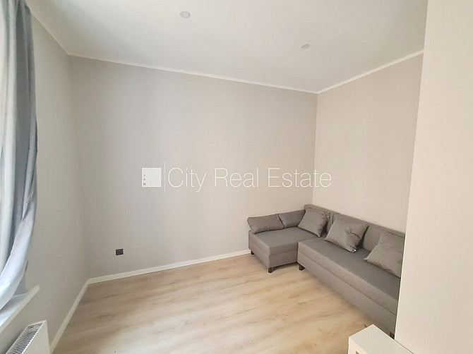 Fasādes māja, renovēta māja, ieeja no ielas, kāpņu telpa pēc kapitālā remonta, logi Rīga - foto 5