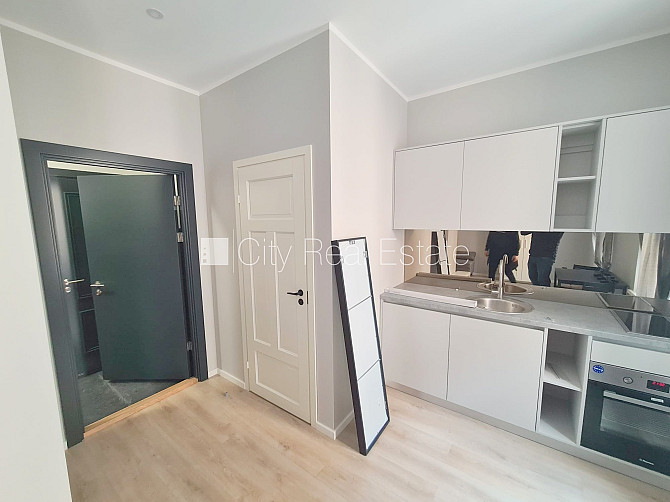 Fasādes māja, renovēta māja, ieeja no ielas, kāpņu telpa pēc kapitālā remonta, logi Rīga - foto 7