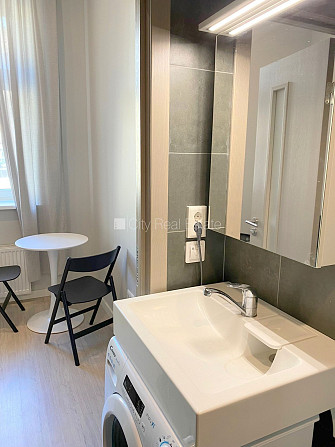 Fasādes māja, renovēta māja, slēgts pagalms, ieeja no ielas, kāpņu telpa pēc kapitālā Rīga - foto 8