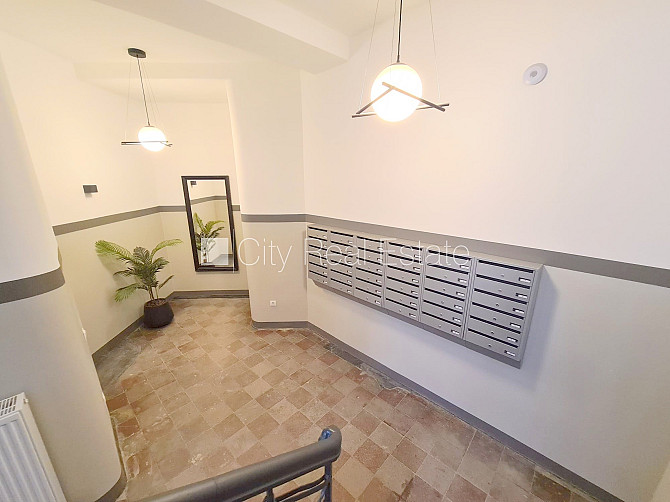 Fasādes māja, renovēta māja, slēgts pagalms, ieeja no pagalma, kāpņu telpa pēc kapitālā Rīga - foto 17