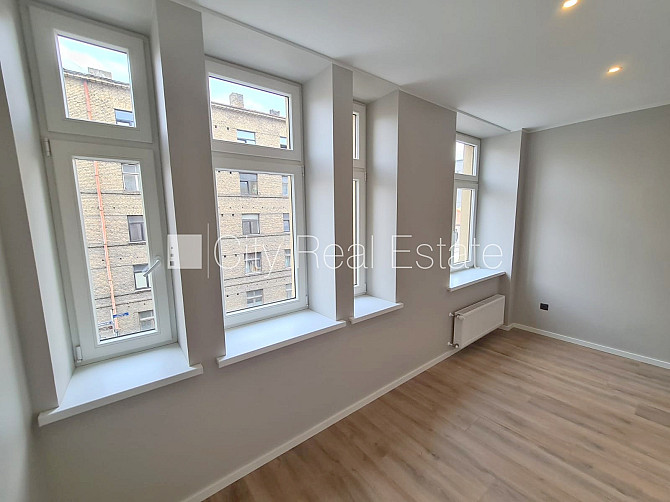 Fasādes māja, renovēta māja, slēgts pagalms, ieeja no pagalma, kāpņu telpa pēc kapitālā Rīga - foto 1