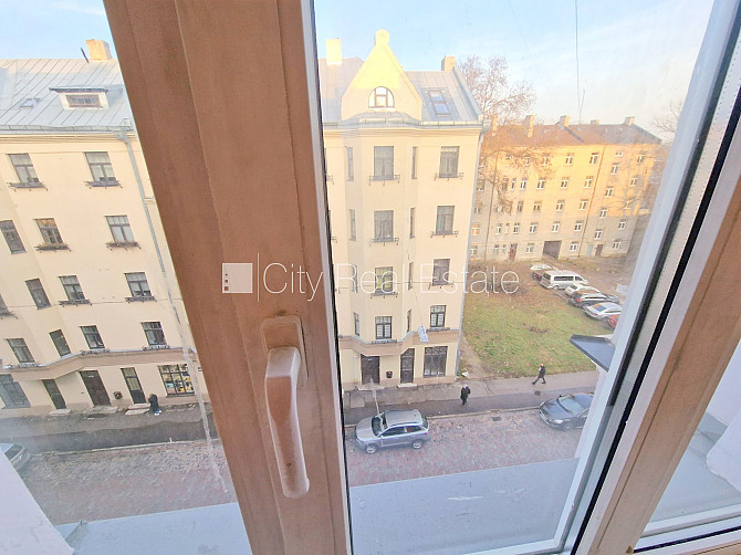 Fasādes māja, renovēta māja, ieeja no ielas, kāpņu telpa pēc kosmētiskā remonta, logi Rīga - foto 4