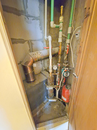 Fasādes māja, renovēta māja, ieeja no ielas, kāpņu telpa pēc kosmētiskā remonta, logi Rīga - foto 12