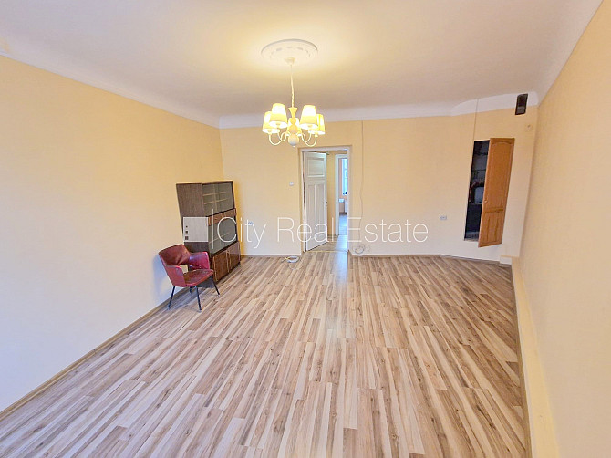 Fasādes māja, renovēta māja, ieeja no ielas, kāpņu telpa pēc kosmētiskā remonta, logi Rīga - foto 10