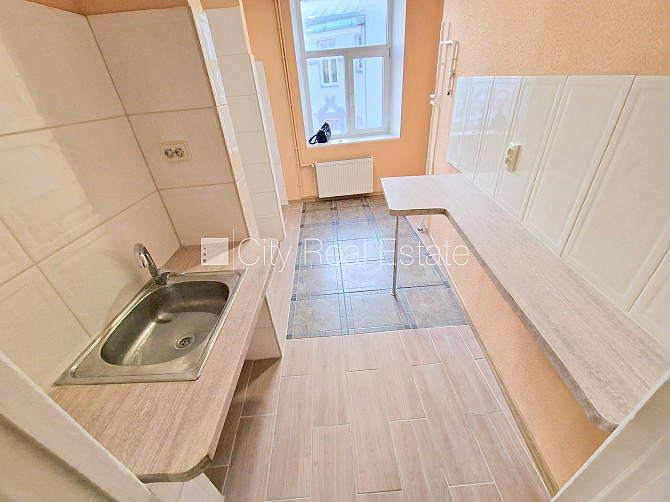 Fasādes māja, renovēta māja, ieeja no ielas, kāpņu telpa pēc kosmētiskā remonta, logi Rīga - foto 14