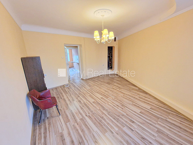 Fasādes māja, renovēta māja, ieeja no ielas, kāpņu telpa pēc kosmētiskā remonta, logi Rīga - foto 3