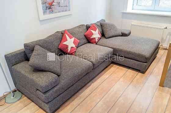 Фасадный дом, подъездная дорога покрыта брущаткoй, вход со двора, лестничная Rīga