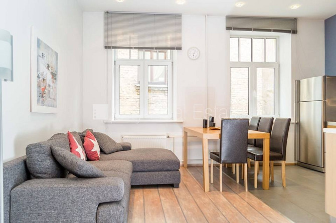 Фасадный дом, подъездная дорога покрыта брущаткoй, вход со двора, лестничная Рига - изображение 1