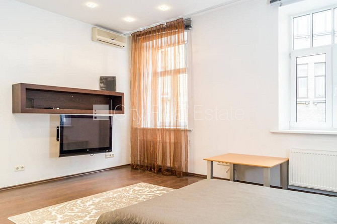 Фасадный дом, подъездная дорога покрыта брущаткoй, вход со двора, лестничная Рига - изображение 7