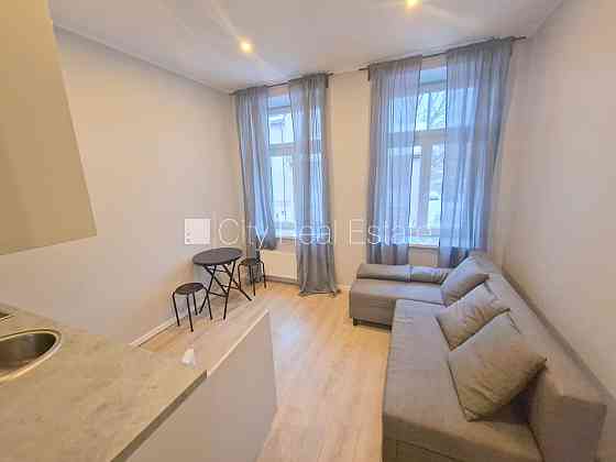 Фасадный дом, реновированный дом, вход с улицы, лестничная клетка после Rīga