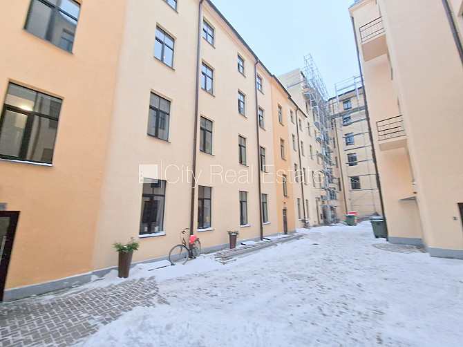 Fasādes māja, renovēta māja, ieeja no ielas, kāpņu telpa pēc kapitālā remonta, logi Rīga - foto 20