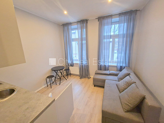 Fasādes māja, renovēta māja, ieeja no ielas, kāpņu telpa pēc kapitālā remonta, logi Rīga - foto 6