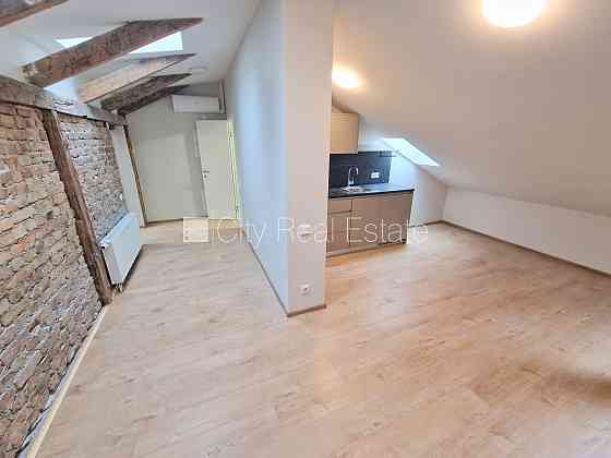 Здание во дворе, реновированный дом, закрытый двор, вход с улицы и со двора, Rīga