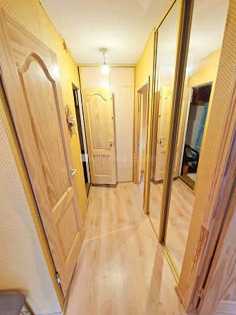 Zeme īpašumā, ieeja no ielas, kāpņu telpa bez remonta, lodžija, logi vērsti mājas abās Jūrmala - foto 11