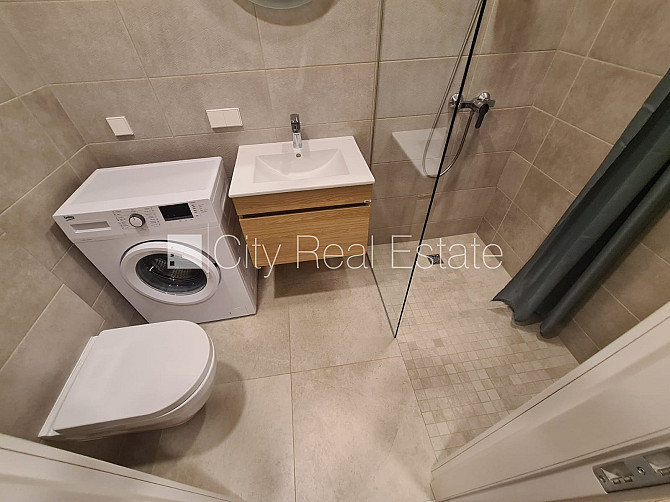 Pagalma ēka, renovēta māja, slēgts pagalms, ieeja no pagalma, ir lifts, kāpņu telpa pēc Rīga - foto 15