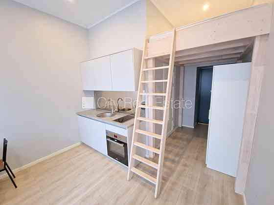 Фасадный дом, реновированный дом, вход с улицы, лестничная клетка после Рига