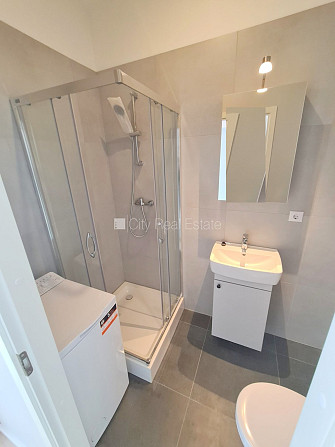 Фасадный дом, реновированный дом, вход с улицы, лестничная клетка после Рига - изображение 9