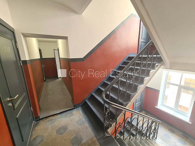 Фасадный дом, реновированный дом, вход с улицы, лестничная клетка после Рига - изображение 13