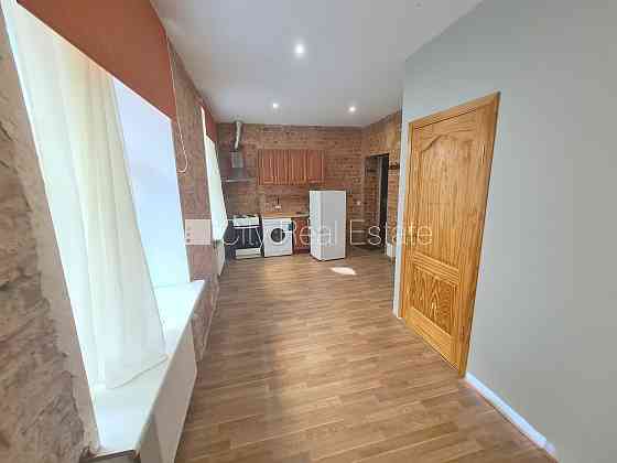 Здание во дворе, реновированный дом, закрытый двор, вход с улицы, лестничная Рига