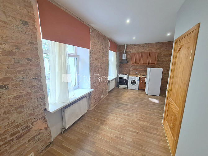 Здание во дворе, реновированный дом, закрытый двор, вход с улицы, лестничная Рига - изображение 1