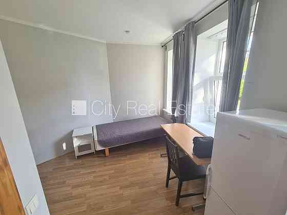 Здание во дворе, реновированный дом, закрытый двор, вход с улицы и со двора, Рига