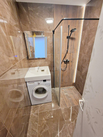 Фасадный дом, реновированный дом, вход с улицы и со двора, лестничная клетка после Рига - изображение 8