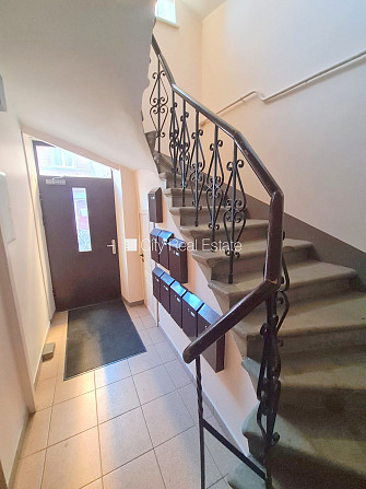 Fasādes māja, ieeja no ielas, kāpņu telpa pēc kosmētiskā remonta, logi vērsti uz ielas Rīga - foto 12