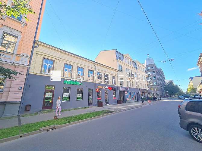 Fasādes māja, ieeja no ielas, kāpņu telpa pēc kosmētiskā remonta, logi vērsti uz ielas Rīga - foto 14