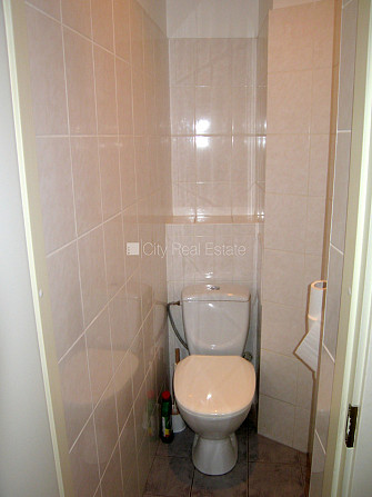 Fasādes māja, ieeja no ielas, kāpņu telpa pēc kosmētiskā remonta, logi vērsti uz ielas Rīga - foto 9