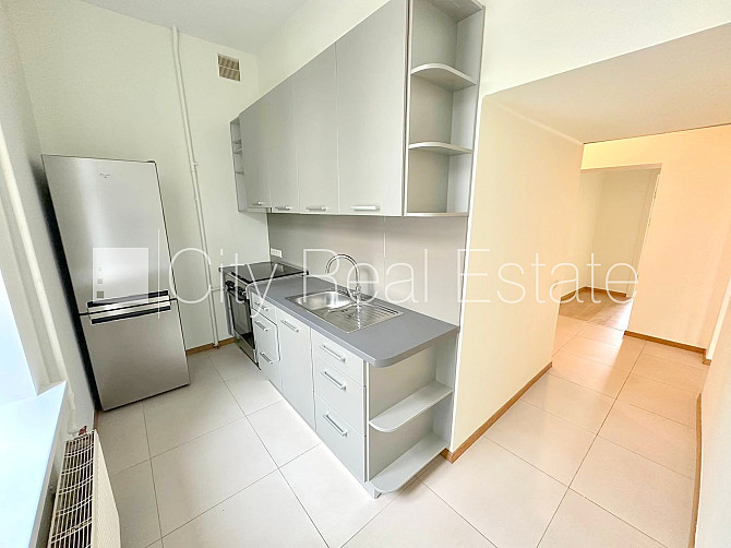 Дом во дворе, подъездная дорога покрыта брущаткoй, закрытый двор, место для Рига - изображение 1