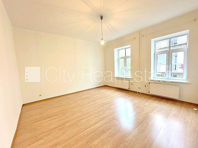 Дом во дворе, подъездная дорога покрыта брущаткoй, закрытый двор, место для Рига - изображение 2